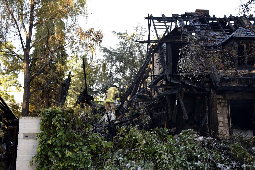 Grossfeuer Einfamilienhaus Siegburg Muehlengrabenstr P1113.JPG - Miklos Laubert